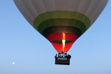 lot balonem na gorące powietrze ze spadochroniarzami sewilla